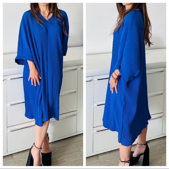 Made in Italy Stunning Chic and Stylish Pleated Dolman sleeve midi Dress - Picture 2 of 5